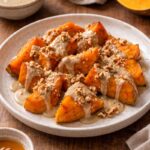 tahin soslu bal kabağı tatlısı, servis tabağında sade sunumuyla